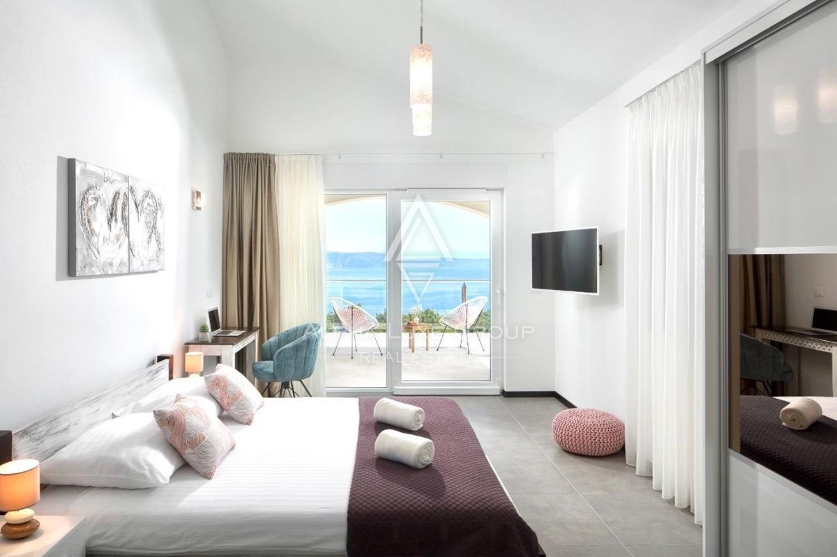 ALPHA LUXE GROUP vende bella villa vista panoramica sul mare.
