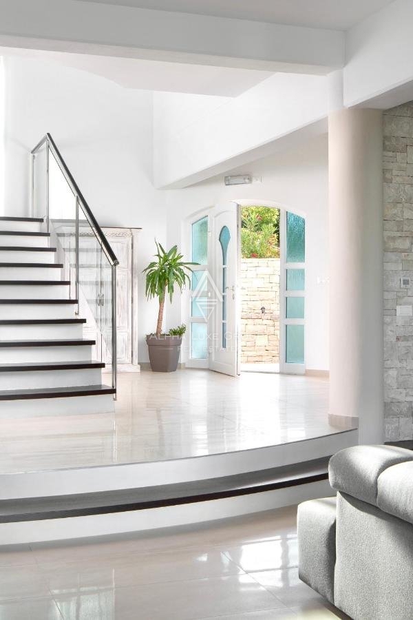 ALPHA LUXE GROUP vende bella villa vista panoramica sul mare.