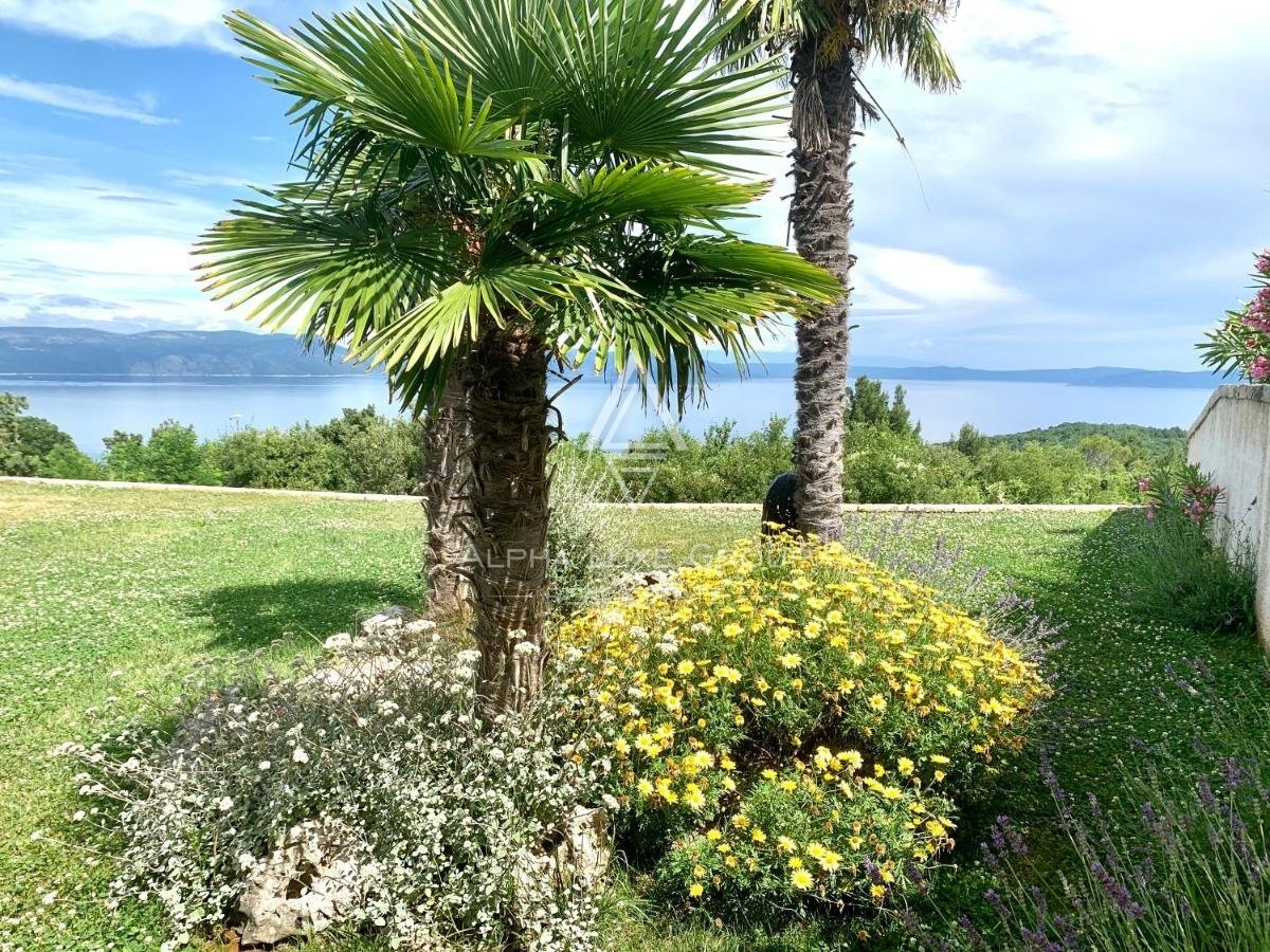 ALPHA LUXE GROUP vende bella villa vista panoramica sul mare.