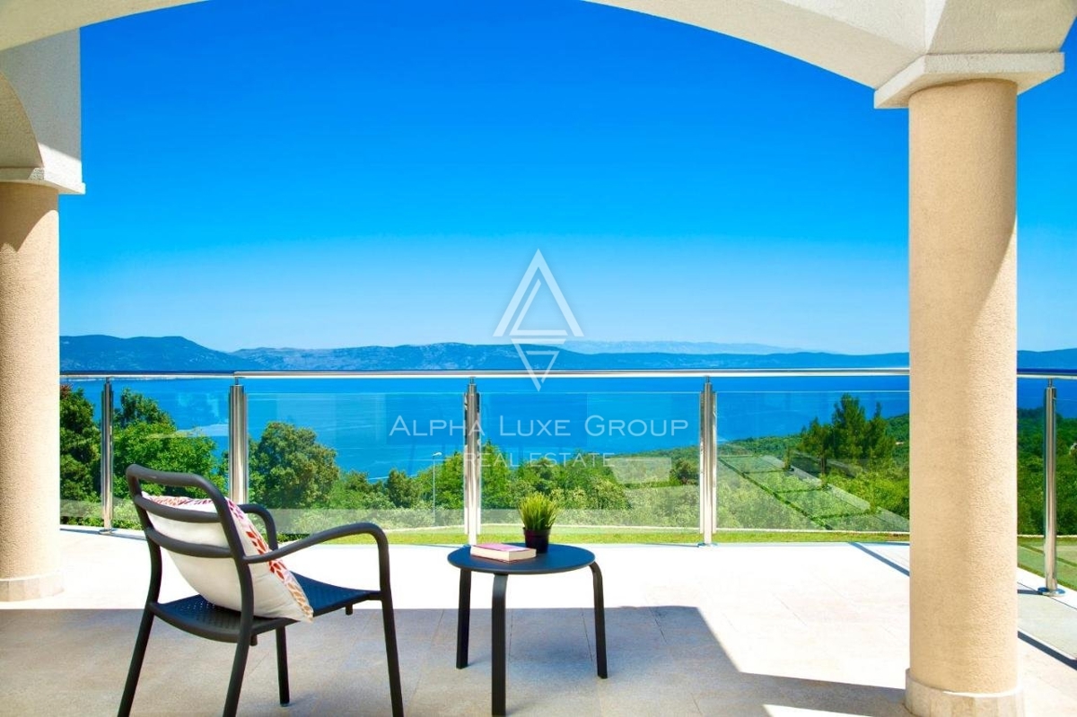 ALPHA LUXE GROUP vende bella villa vista panoramica sul mare.