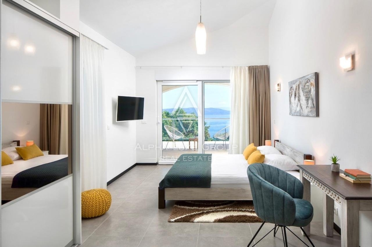 ALPHA LUXE GROUP vende bella villa vista panoramica sul mare.