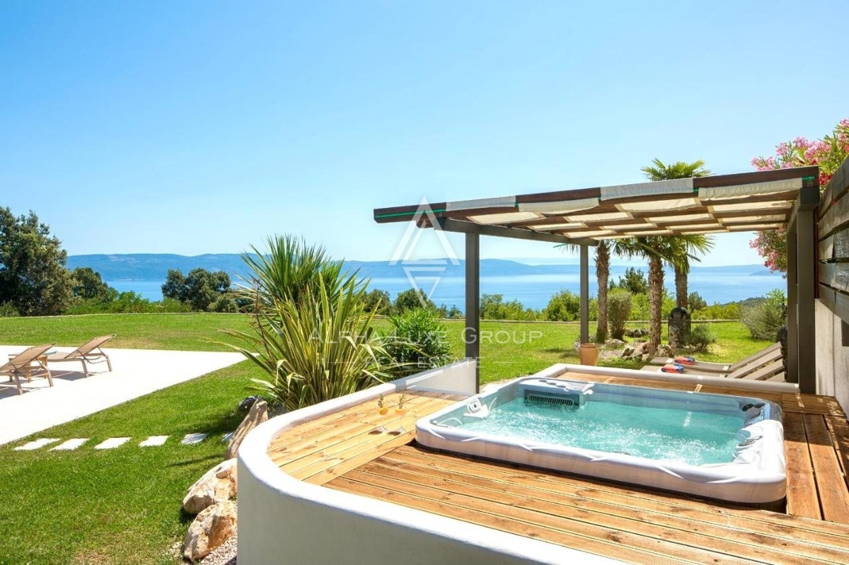 ALPHA LUXE GROUP vende bella villa vista panoramica sul mare.