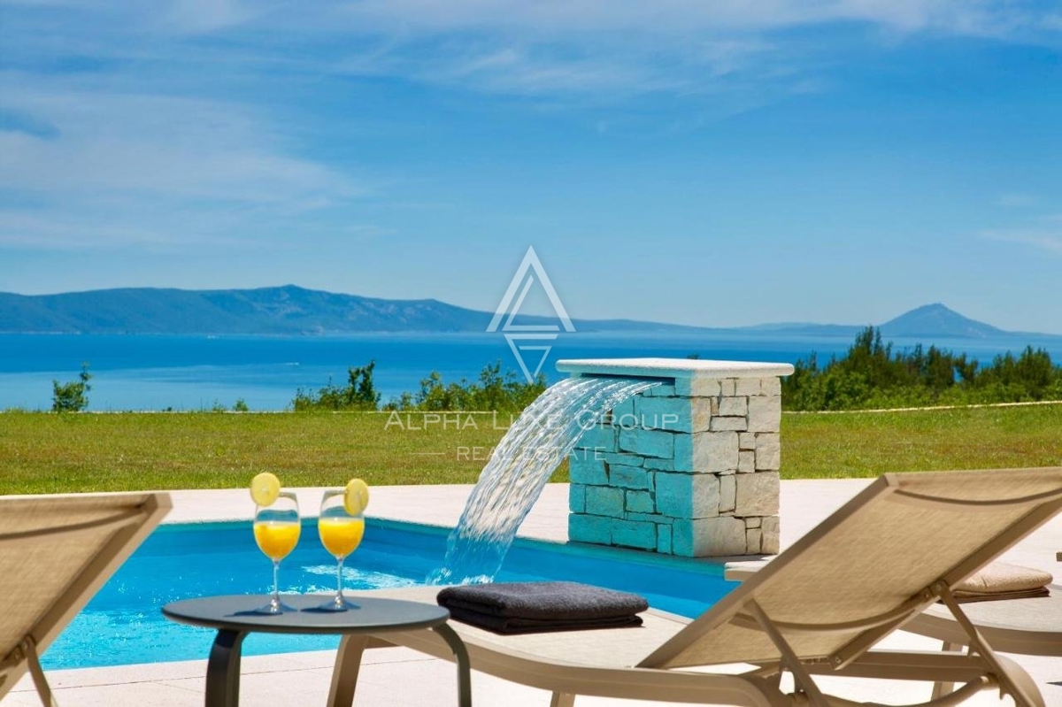 ALPHA LUXE GROUP vende bella villa vista panoramica sul mare.