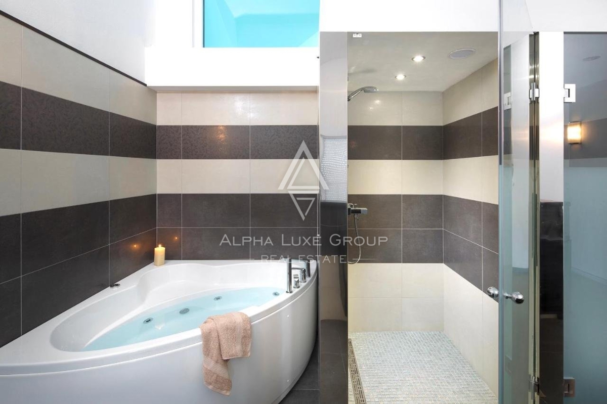 ALPHA LUXE GROUP vende bella villa vista panoramica sul mare.