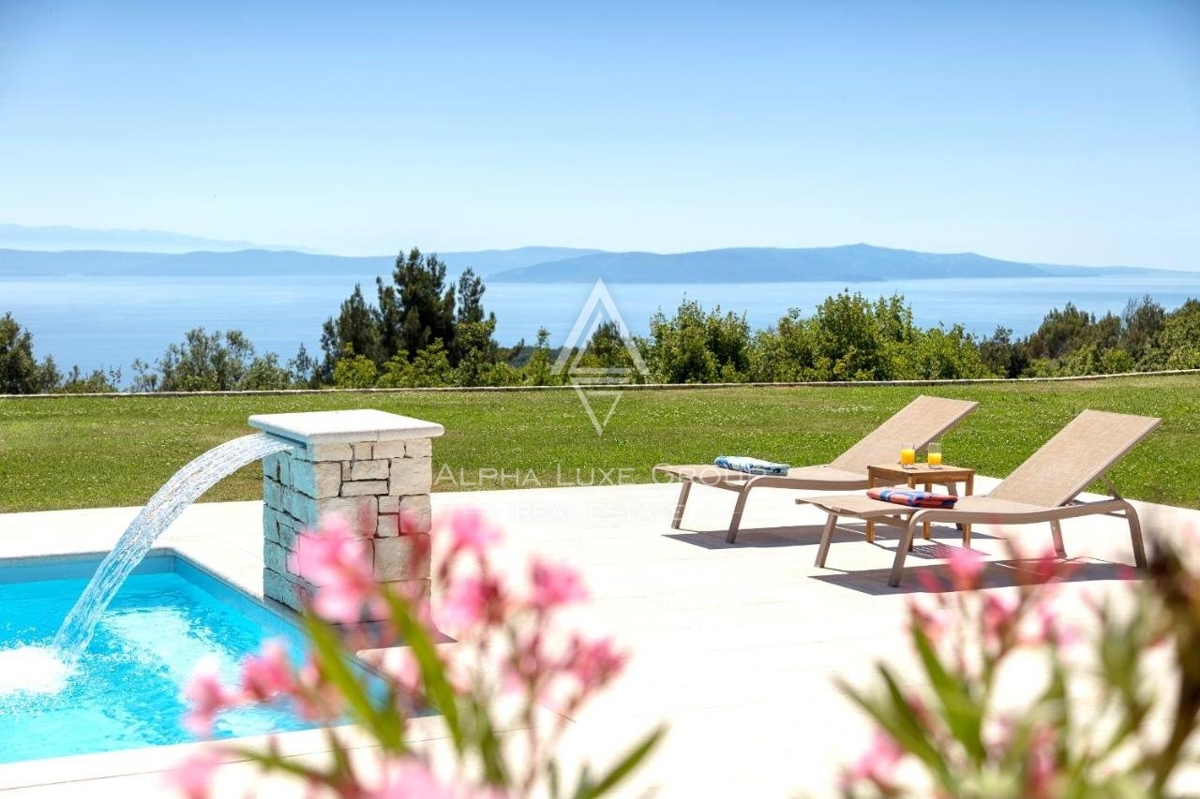 ALPHA LUXE GROUP vende bella villa vista panoramica sul mare.