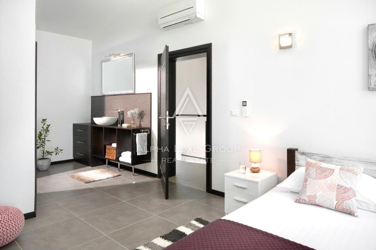 ALPHA LUXE GROUP vende bella villa vista panoramica sul mare.
