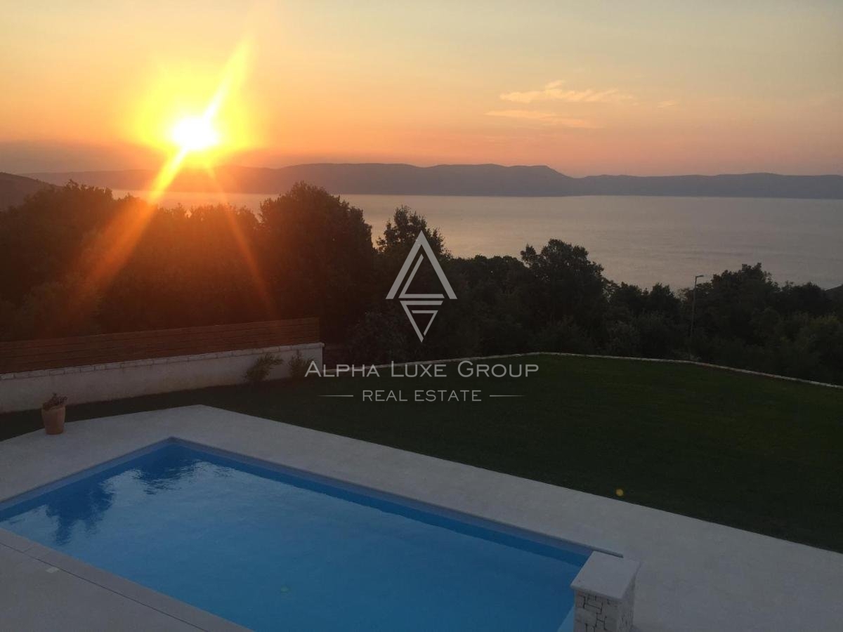 ALPHA LUXE GROUP vende bella villa vista panoramica sul mare.