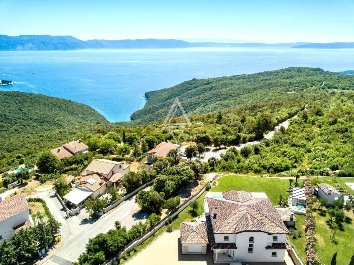 ALPHA LUXE GROUP vende bella villa vista panoramica sul mare.