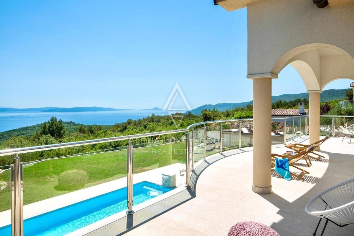 ALPHA LUXE GROUP vende bella villa vista panoramica sul mare.