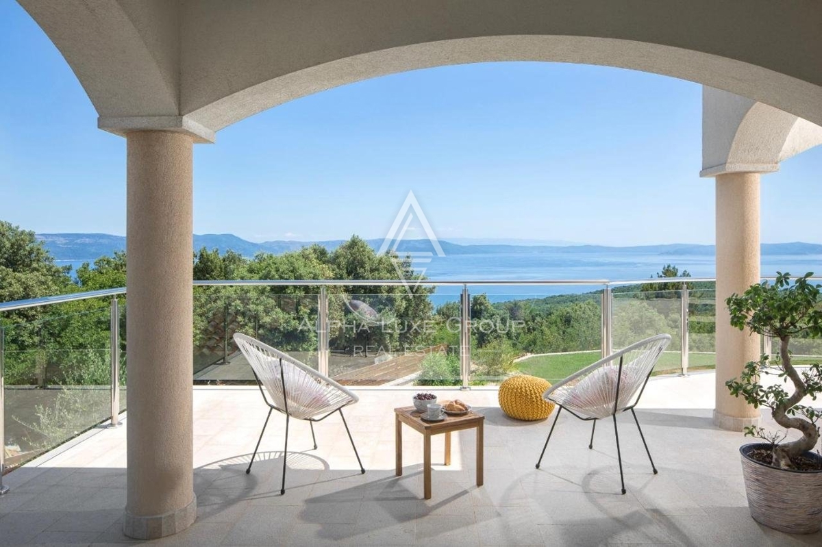 ALPHA LUXE GROUP vende bella villa vista panoramica sul mare.