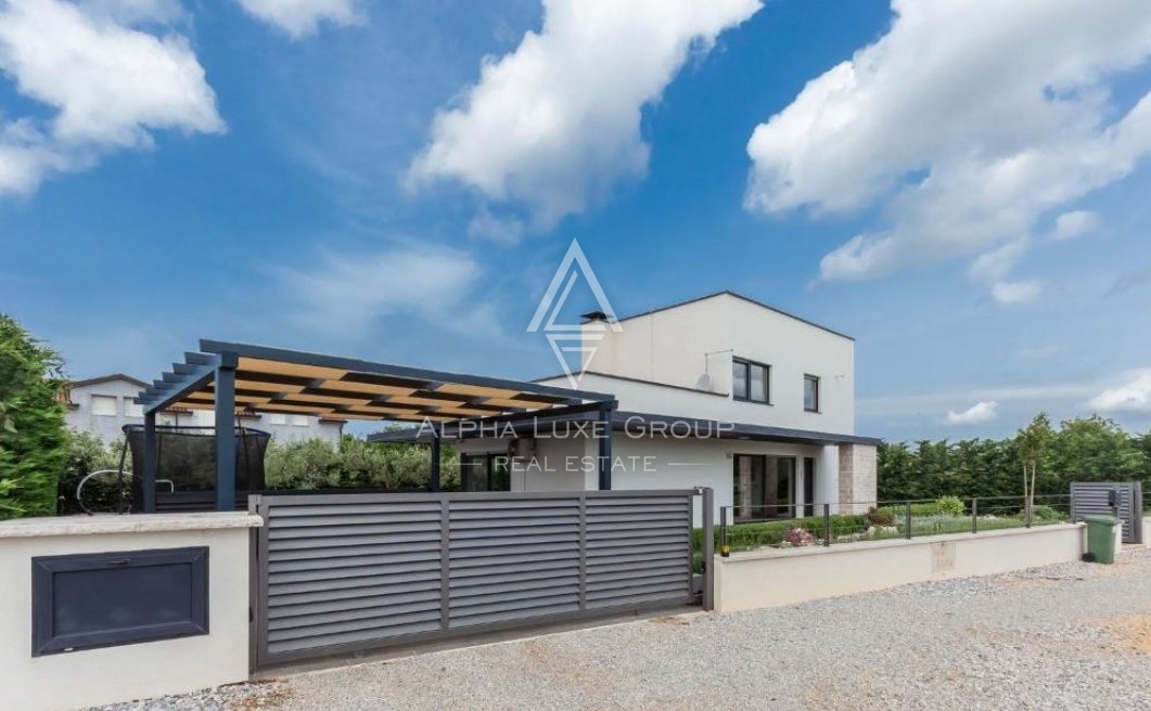 Villa con piscina, posizione tranquilla, Parenzo.