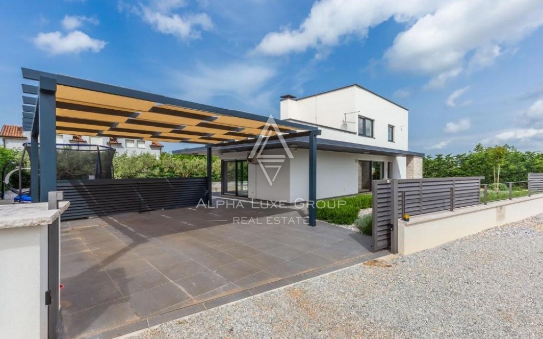 Villa con piscina, posizione tranquilla, Parenzo.