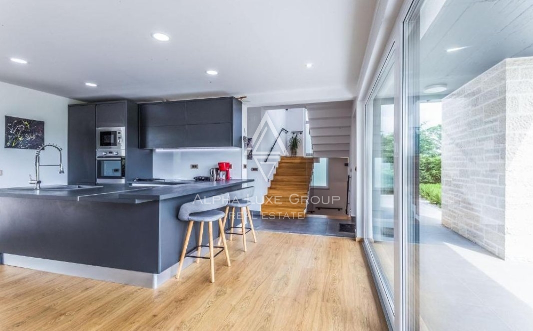 Villa con piscina, posizione tranquilla, Parenzo.