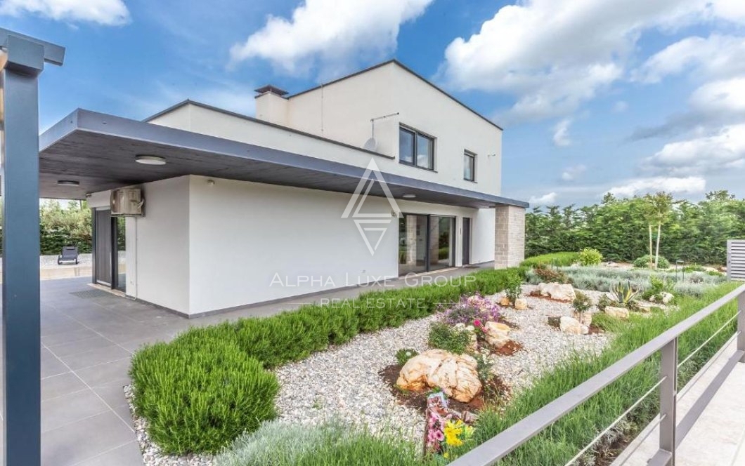 Villa con piscina, posizione tranquilla, Parenzo.