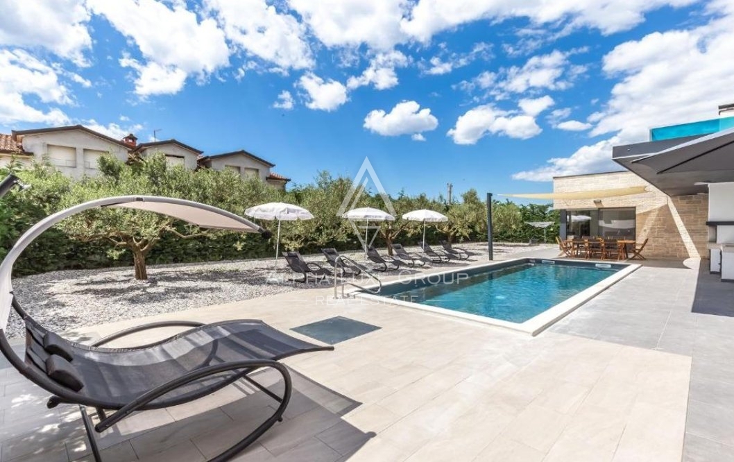 Villa con piscina, posizione tranquilla, Parenzo.
