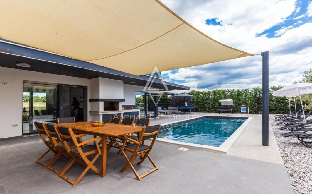 Villa con piscina, posizione tranquilla, Parenzo.