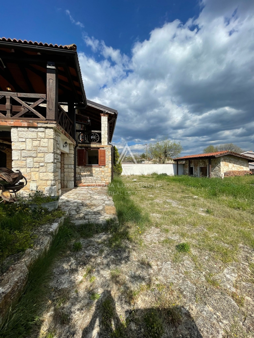 Tar, Istria – Casa in pietra con due appartamenti e giardino