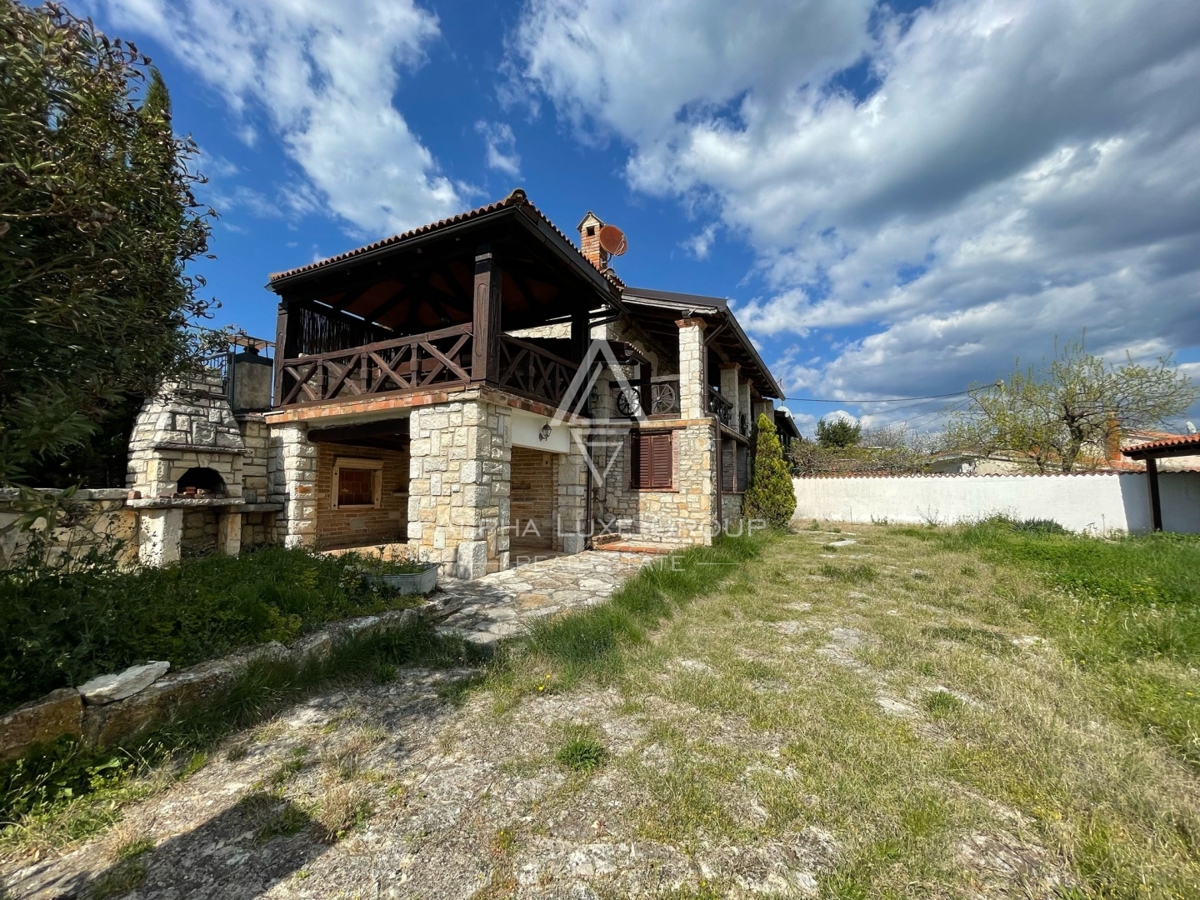 Tar, Istria – Casa in pietra con due appartamenti e giardino