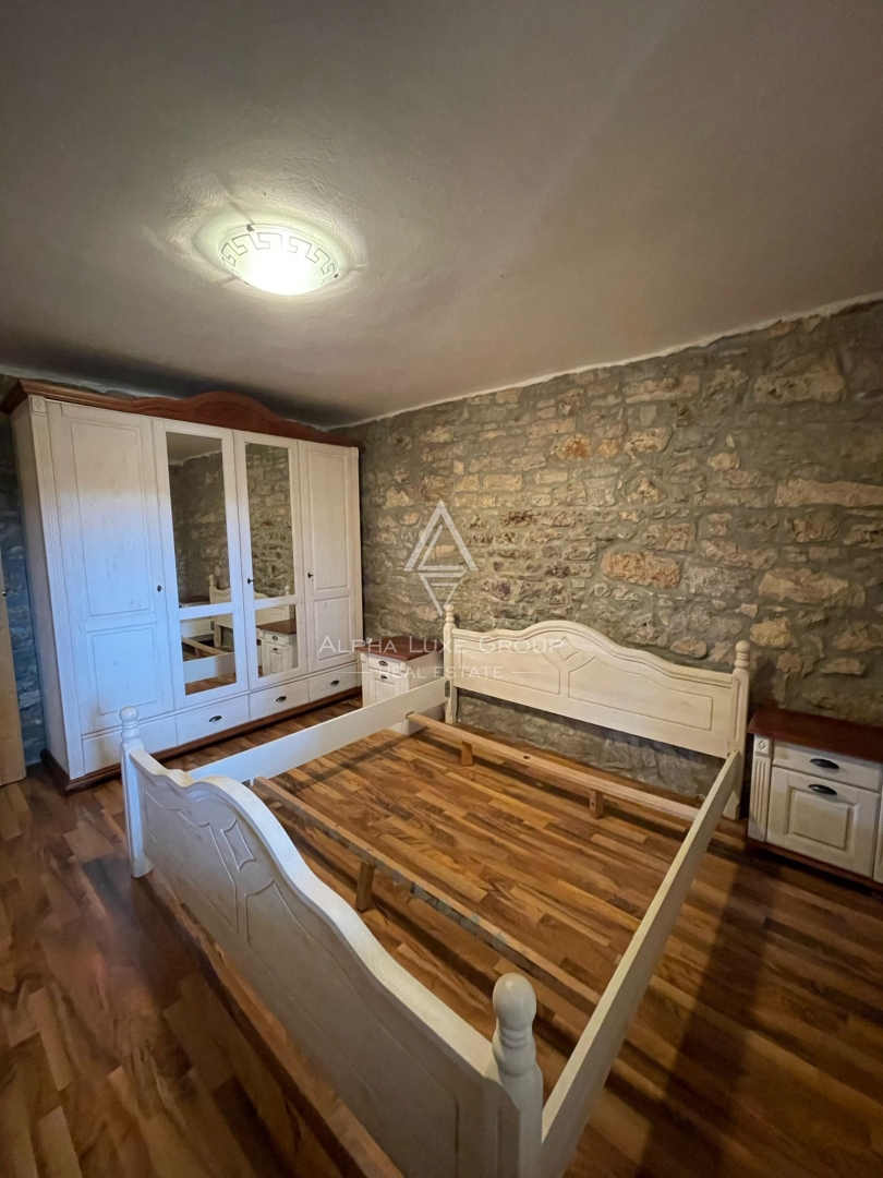 Tar, Istria – Casa in pietra con due appartamenti e giardino