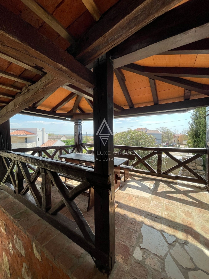 Tar, Istria – Casa in pietra con due appartamenti e giardino