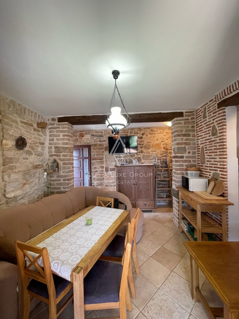 Tar, Istria – Casa in pietra con due appartamenti e giardino