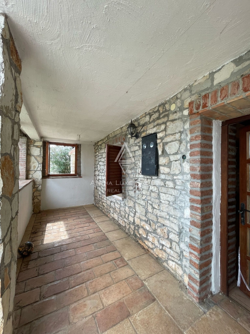 Tar, Istria – Casa in pietra con due appartamenti e giardino