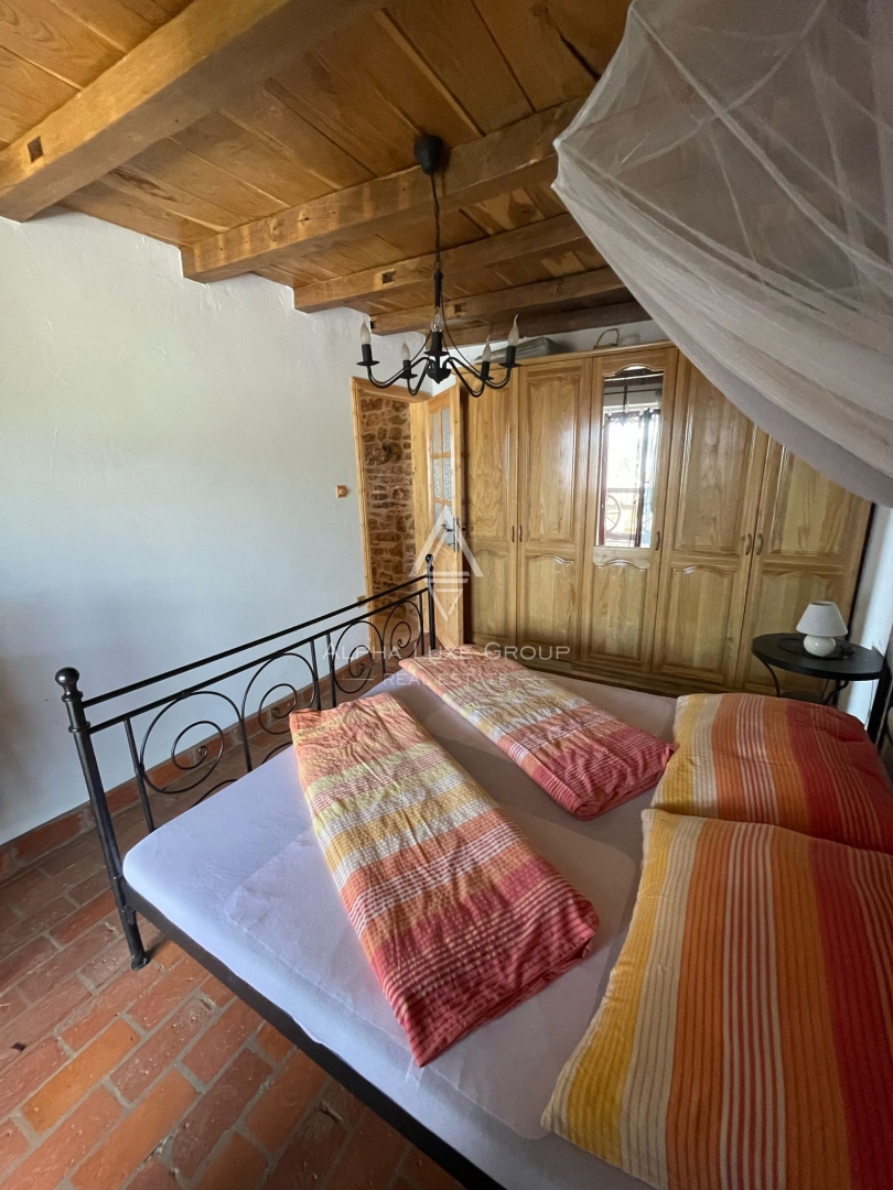 Tar, Istria – Casa in pietra con due appartamenti e giardino