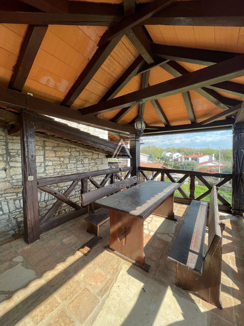 Tar, Istria – Casa in pietra con due appartamenti e giardino