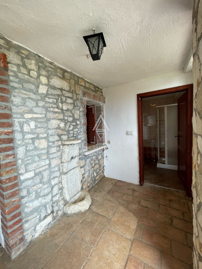 Tar, Istria – Casa in pietra con due appartamenti e giardino