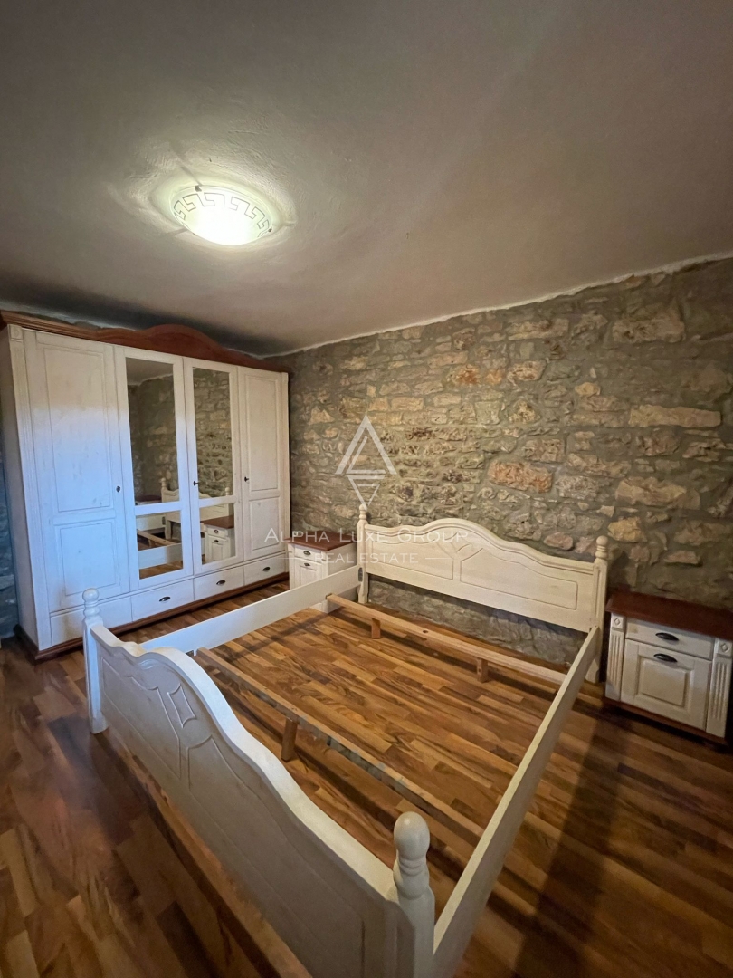 Tar, Istria – Casa in pietra con due appartamenti e giardino