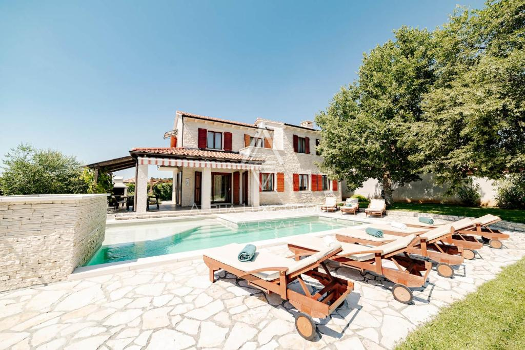 Istria, Višnjan: Incantevole casa rustica con piscina