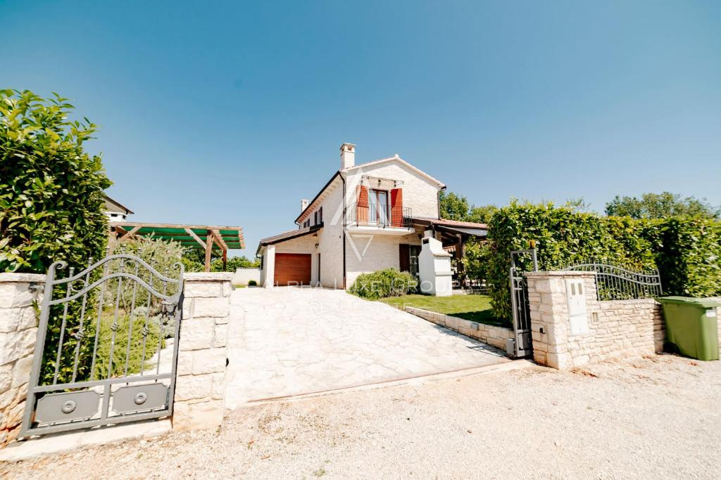 Istria, Višnjan: Incantevole casa rustica con piscina