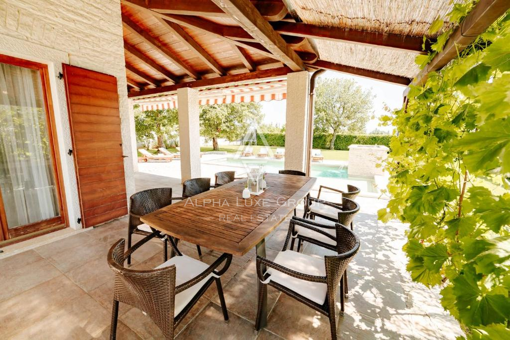 Istria, Višnjan: Incantevole casa rustica con piscina