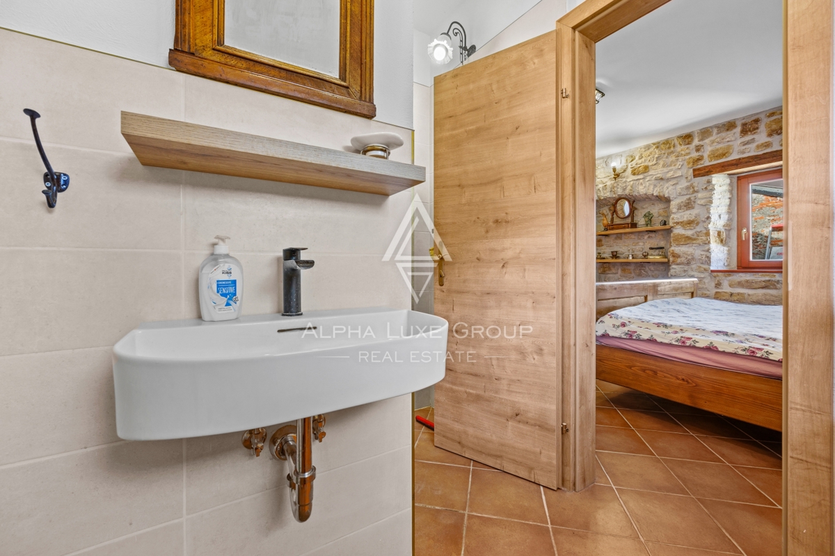 Istria, Buie – casa in pietra ristrutturata con giardino