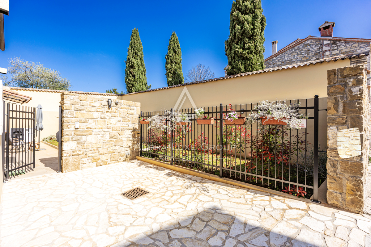 Istria, Buie – casa in pietra ristrutturata con giardino