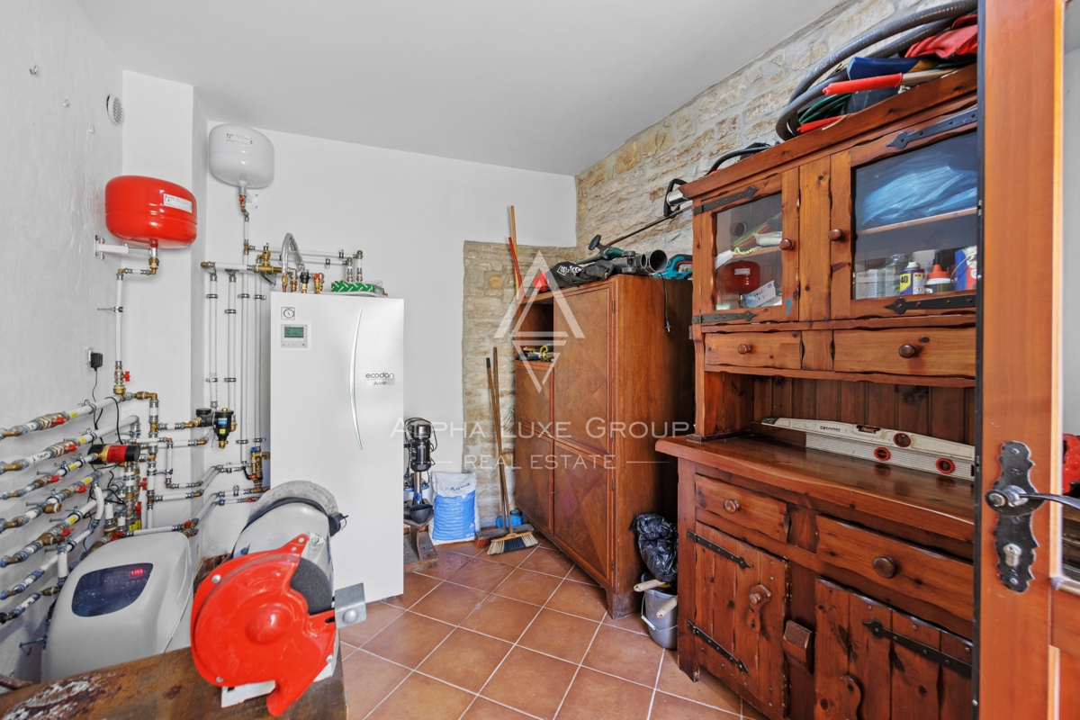 Istria, Buie – casa in pietra ristrutturata con giardino