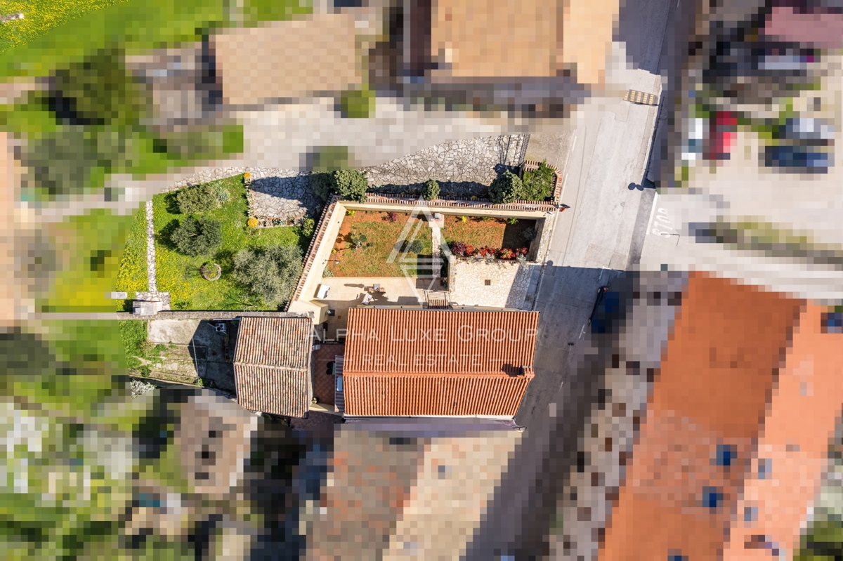 Istria, Buie – casa in pietra ristrutturata con giardino