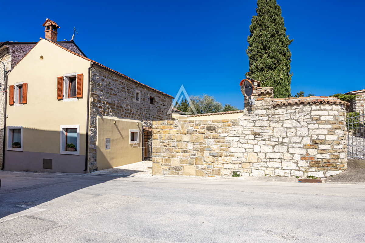 Istria, Buie – casa in pietra ristrutturata con giardino