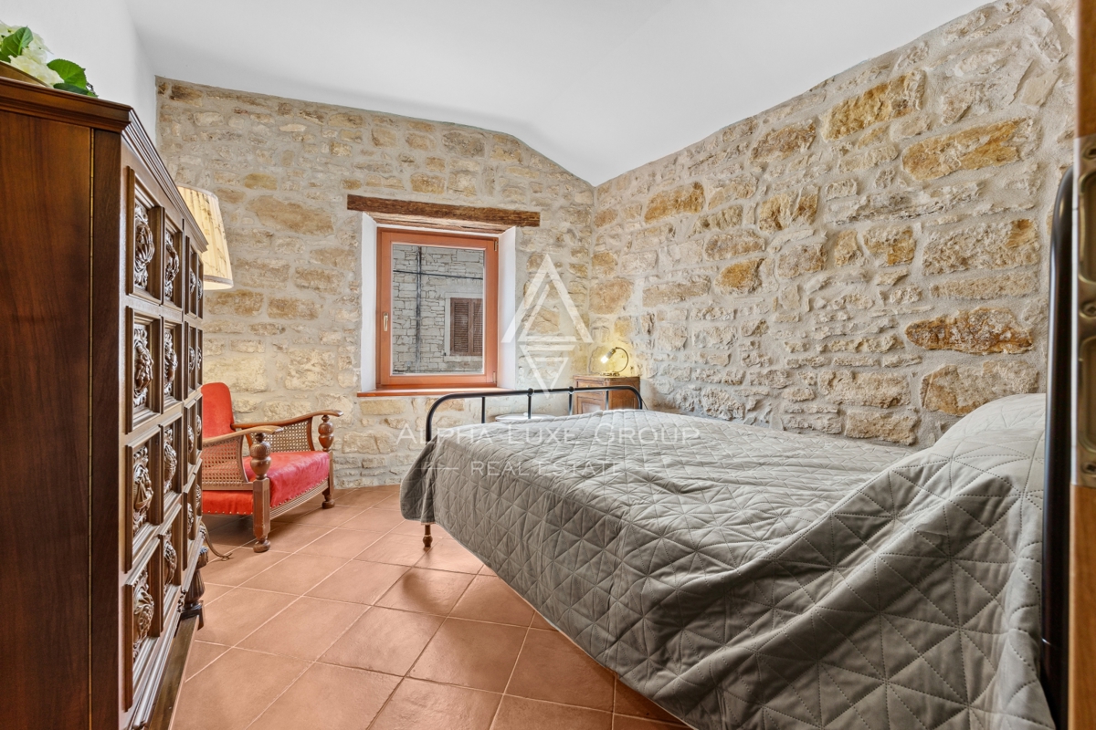 Istria, Buie – casa in pietra ristrutturata con giardino