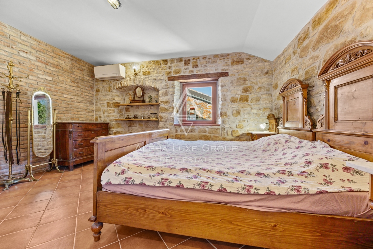 Istria, Buie – casa in pietra ristrutturata con giardino