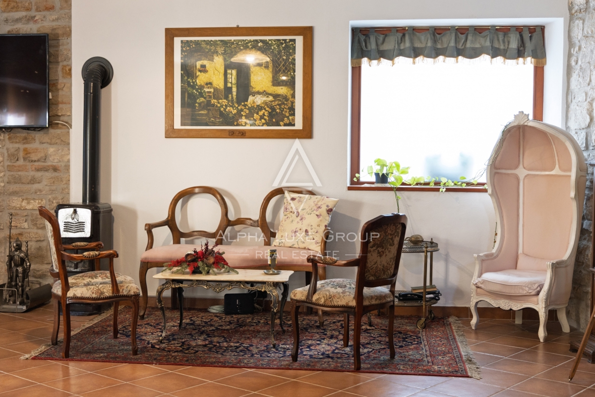 Istria, Buie – casa in pietra ristrutturata con giardino