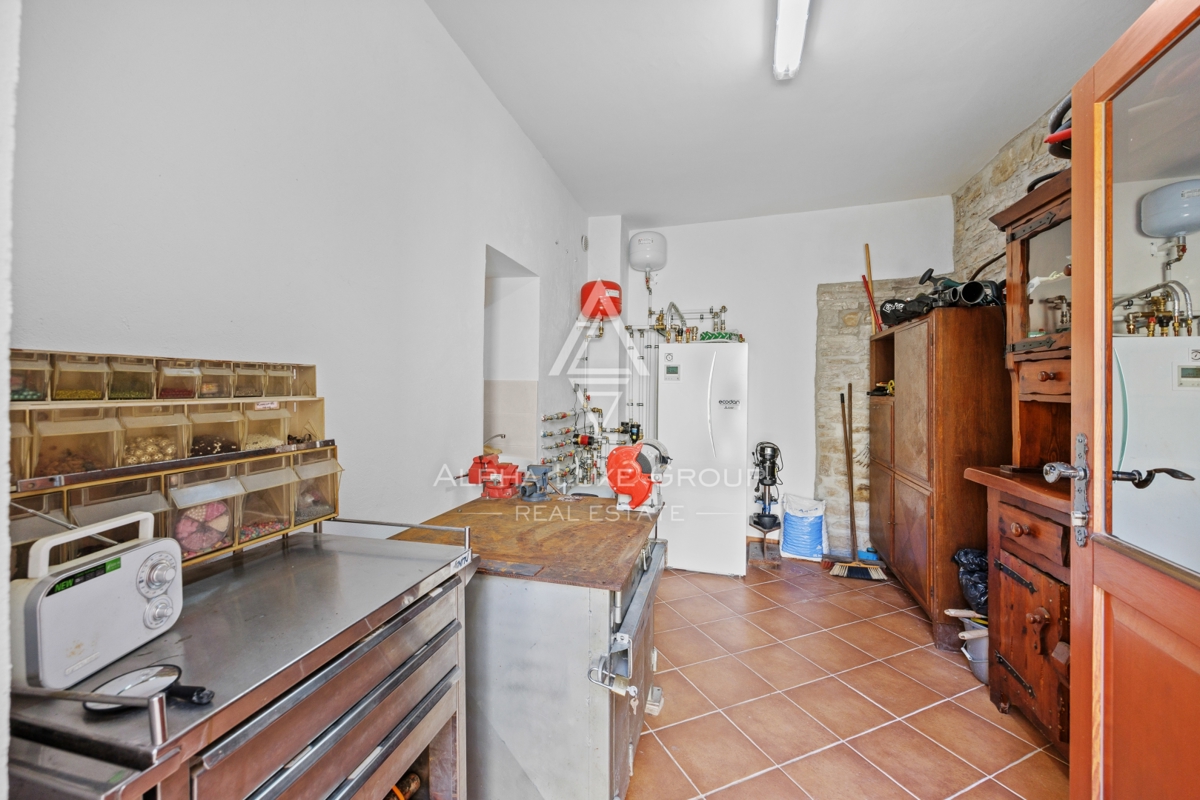 Istria, Buie – casa in pietra ristrutturata con giardino