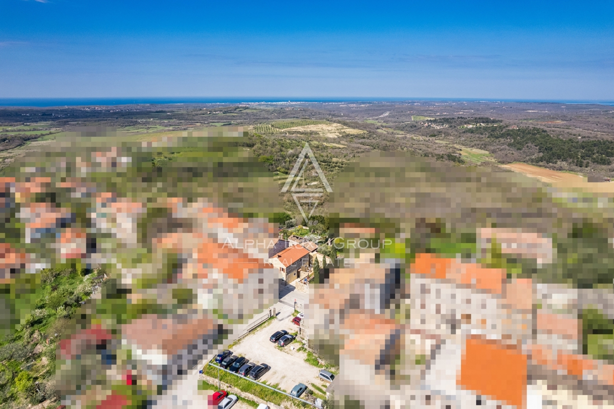 Istria, Buie – casa in pietra ristrutturata con giardino