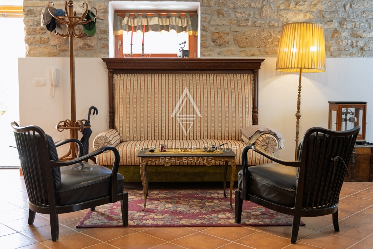 Istria, Buie – casa in pietra ristrutturata con giardino