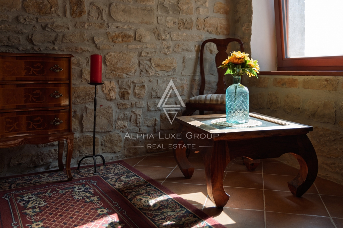 Istria, Buie – casa in pietra ristrutturata con giardino