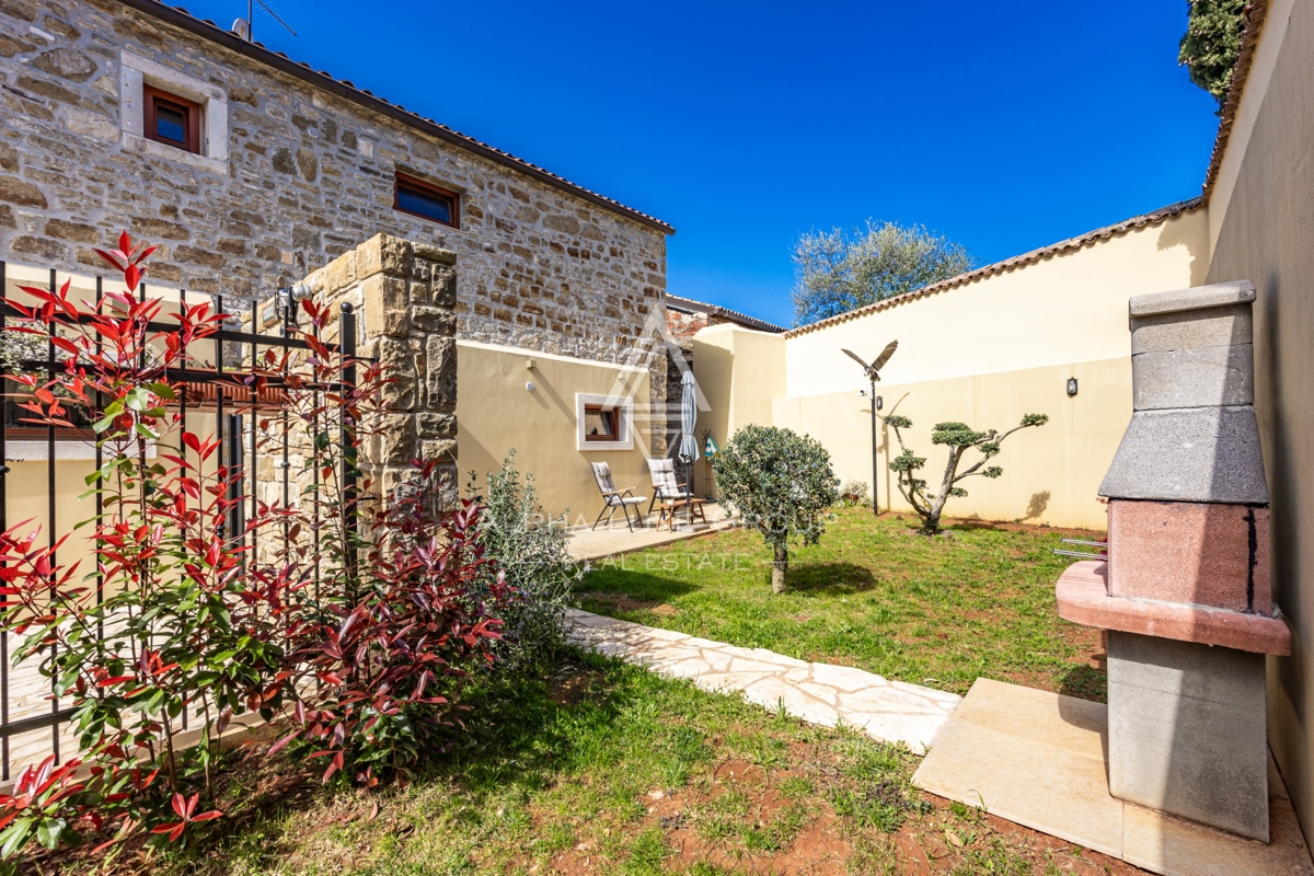 Istria, Buie – casa in pietra ristrutturata con giardino