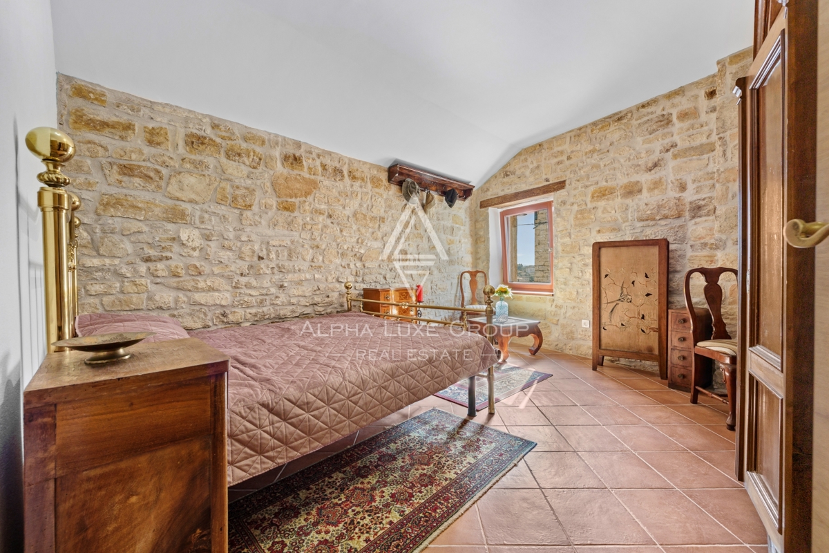 Istria, Buie – casa in pietra ristrutturata con giardino