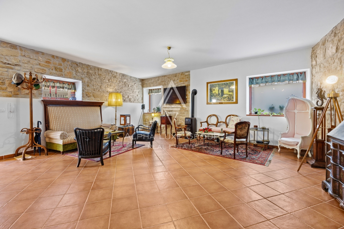 Istria, Buie – casa in pietra ristrutturata con giardino