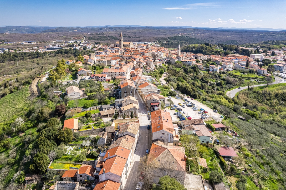 Istria, Buie – casa in pietra ristrutturata con giardino