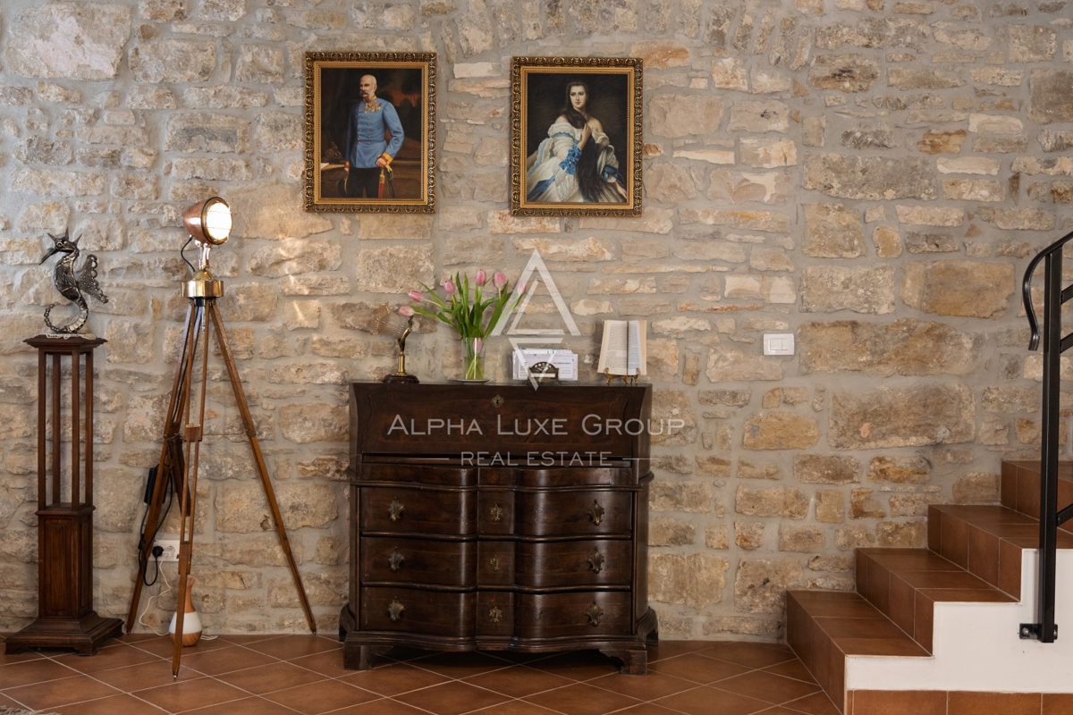 Istria, Buie – casa in pietra ristrutturata con giardino